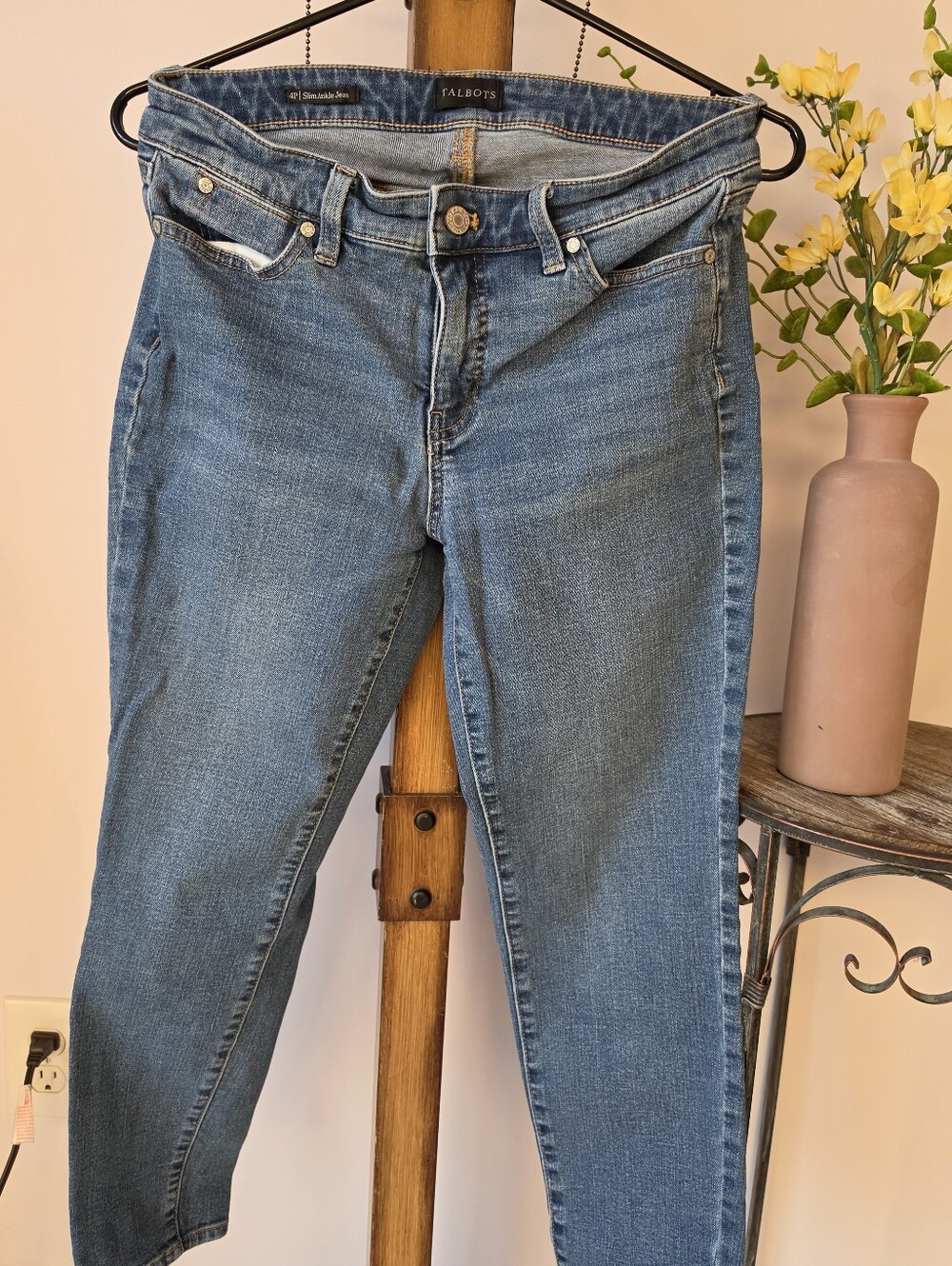 #2657, Signed Talbots slim ankle jean size 4p 25"long, great condition.